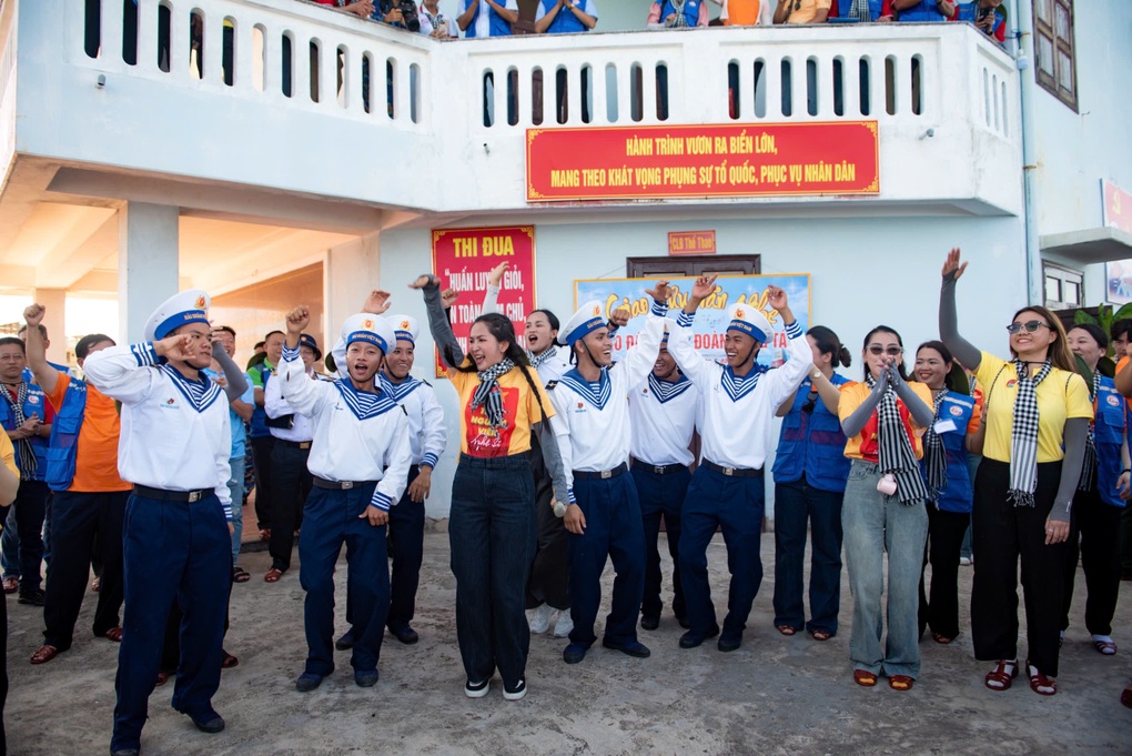 المغنية دوين كوينه: أكبر أجر أحصل عليه هو الحب - 2 Ca sĩ Duyên Quỳnh: Cát xê lớn nhất mà tôi nhận được là tình yêu thương - 2