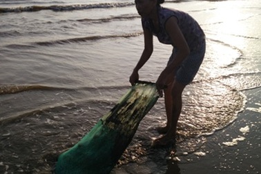 Nhọc nhằn nghề đi “giật lùi” trên biển