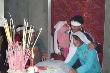 Tang thương cô giáo vượt lũ dữ cứu trường