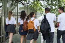 Một trường học ở Anh cấm nữ sinh mặc váy