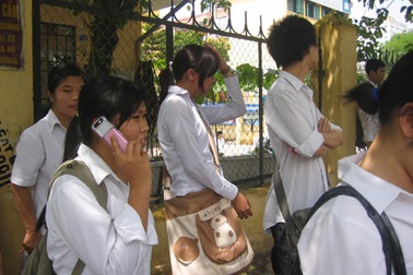 Thí sinh dùng chân kẹp điện thoại suốt 1,5 giờ