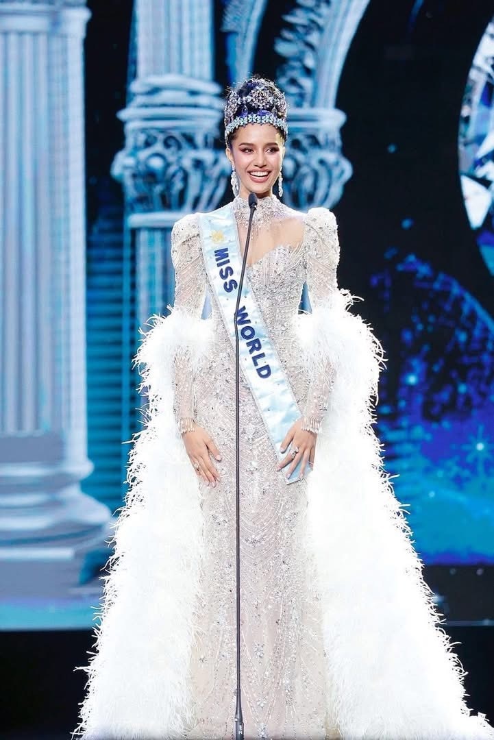 Gros plan sur l'apparence de poupée de la nouvelle Miss Monde - 9 Cận cảnh vẻ ngoài xinh như búp bê sống của tân Hoa hậu Thế giới - 9