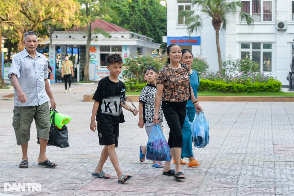 Biển người đổ về công viên nước trong ngày Hà Nội nắng nóng đỉnh điểm - 8 Biển người đổ về công viên nước trong ngày Hà Nội nắng nóng đỉnh điểm - 8