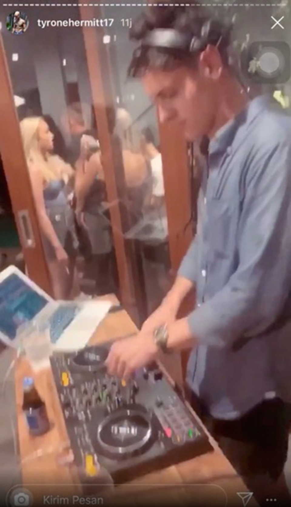 Video cảnh tiệc tùng tại Bali gây sốc dư luận Indonesia - 9 Video cảnh tiệc tùng tại Bali gây sốc dư luận Indonesia - 9