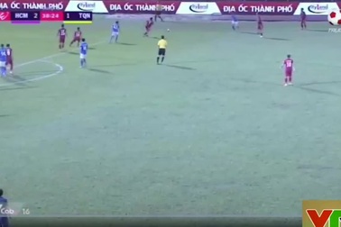 Sầm Ngọc Đức vào bóng thô bạo với cầu thủ Than Quảng Ninh