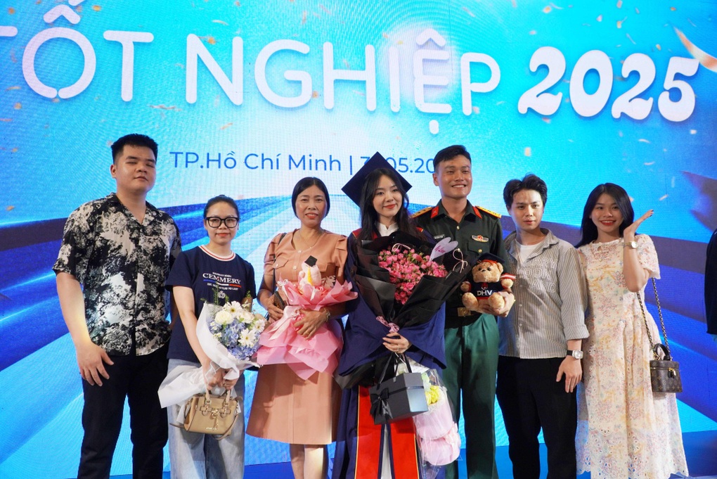 Nữ sinh bất ngờ được “chú bộ đội” cầu hôn trong lễ tốt nghiệp đại học - 5 Nữ sinh bất ngờ được “chú bộ đội” cầu hôn trong lễ tốt nghiệp đại học - 5