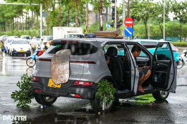 Hà Nội ngập muôn nơi, tài xế trắng đêm trông xe, ăn ngủ ngoài đường