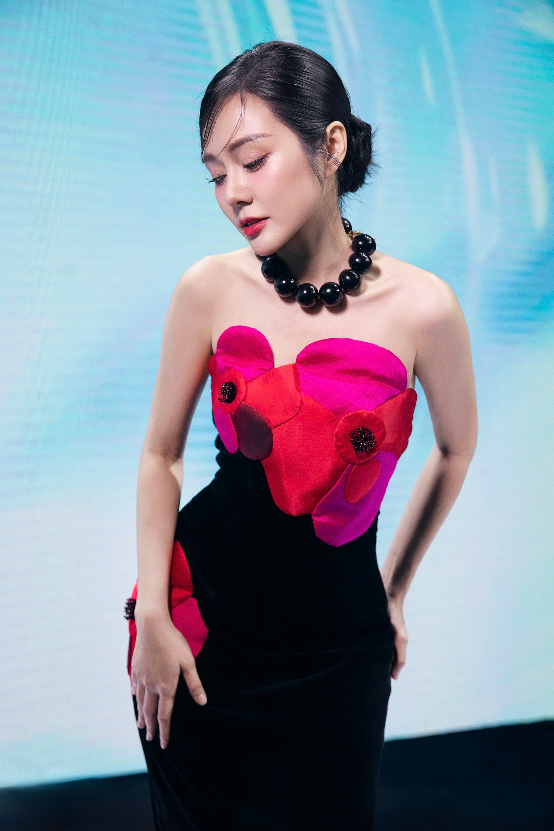 ពិធីករស្រីពីរភាសាដែលមានរូបរាងដូចតារាម៉ូដែលឈរលើវិថីសិល្បៈ - ២ Nữ MC song ngữ có vóc dáng như người mẫu nổi bật trên sàn thời trang - 2