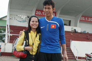 Thủ môn Tấn Trường có bạn gái sang cổ vũ