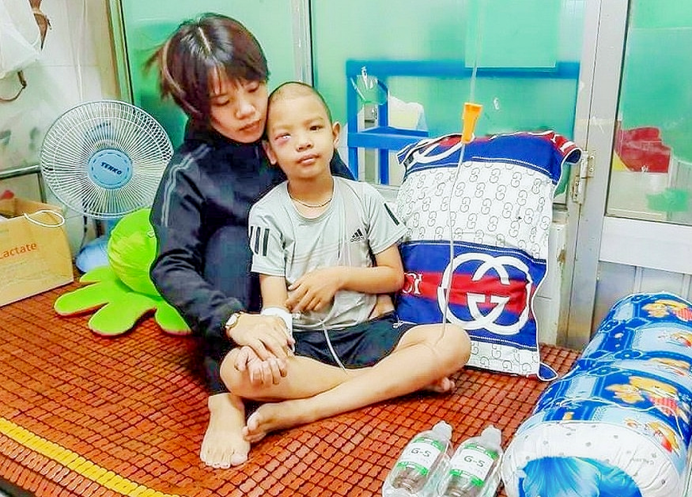 Cậu bé 7 tuổi tái ung thư: Mẹ vào thuốc... con mới sống được - 5 Cậu bé 7 tuổi tái ung thư: Mẹ vào thuốc... con mới sống được - 5