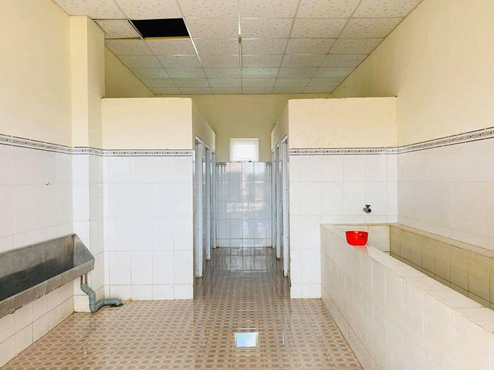 Du học sinh rủ nhau phụ giúp dọn nhà vệ sinh chung của khu cách ly - 8 Du học sinh rủ nhau phụ giúp dọn nhà vệ sinh chung của khu cách ly - 8