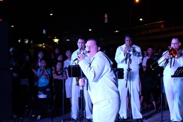 Ban nhạc Hạm đội 7 Hải quân Mỹ hát “Nối vòng tay lớn” tại Đà Nẵng