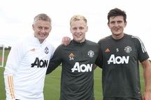 Man Utd mua sao Sporting Lison, tính bán Maguirre và Van de Beek