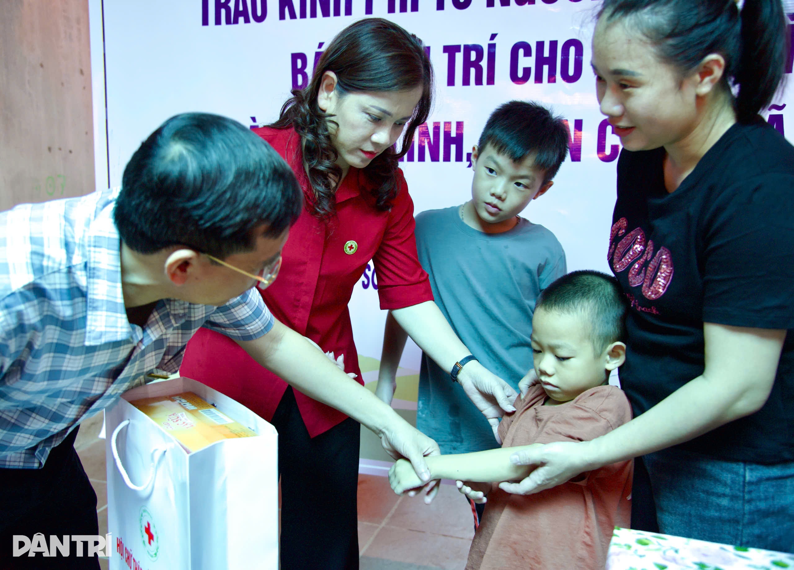 Trao hơn 323 triệu đồng bạn đọc giúp đỡ bé trai mắc bệnh tan máu bẩm sinh - 3 Trao hơn 323 triệu đồng bạn đọc giúp đỡ bé trai mắc bệnh tan máu bẩm sinh - 3