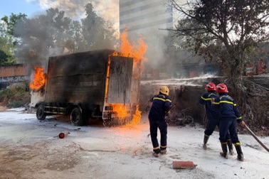Xe tải bốc cháy trong khu vực cây xăng