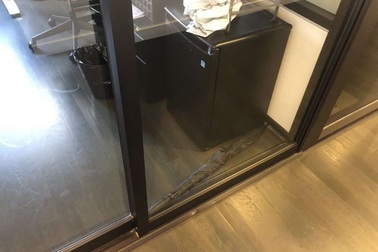 Cả công ty không thể vào văn phòng làm việc suốt 2 ngày chỉ vì…một chiếc ô