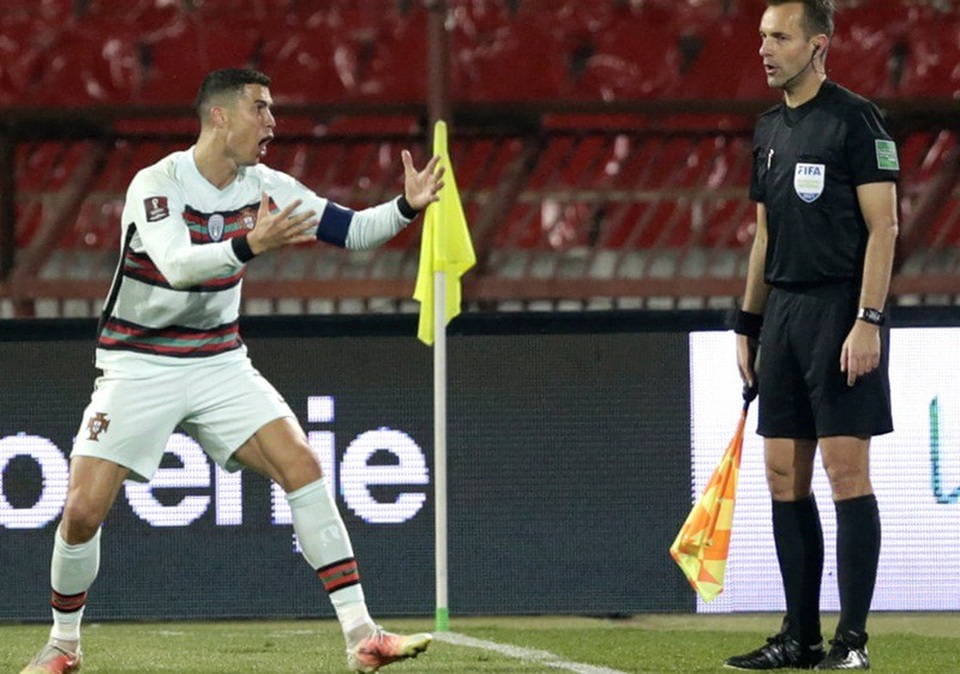 C.Ronaldo nổi khùng ném băng đội trưởng, trọng tài lên tiếng xin lỗi - 2 C.Ronaldo nổi khùng ném băng đội trưởng, trọng tài lên tiếng xin lỗi - 2