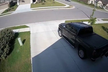 Hình ảnh thú vị khi tốc độ đập cánh của chú chim tương đương với tần số quét của máy quay