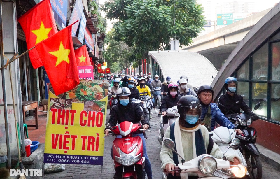 Đường Hà Nội ùn tắc kéo dài từ trên cao xuống dưới thấp chiều cuối năm - 8