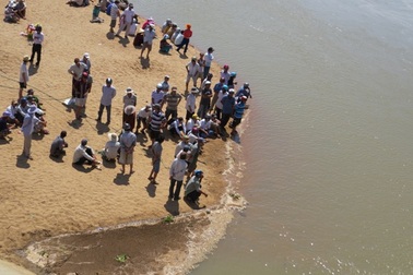 Một thầy giáo chết đuối khi bơi qua sông làm rẫy