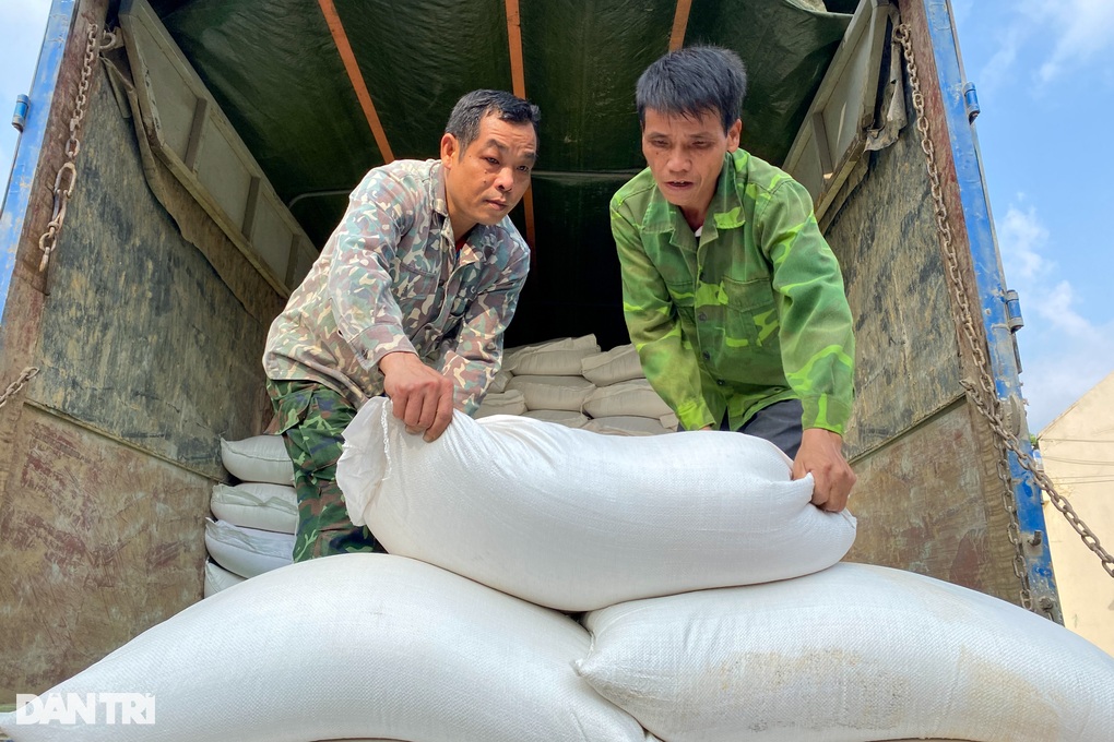 Nhận gạo cứu đói trước Tết, dân nghèo cất được gánh lo - 1 Nhận gạo cứu đói trước Tết, dân nghèo cất được gánh lo - 1