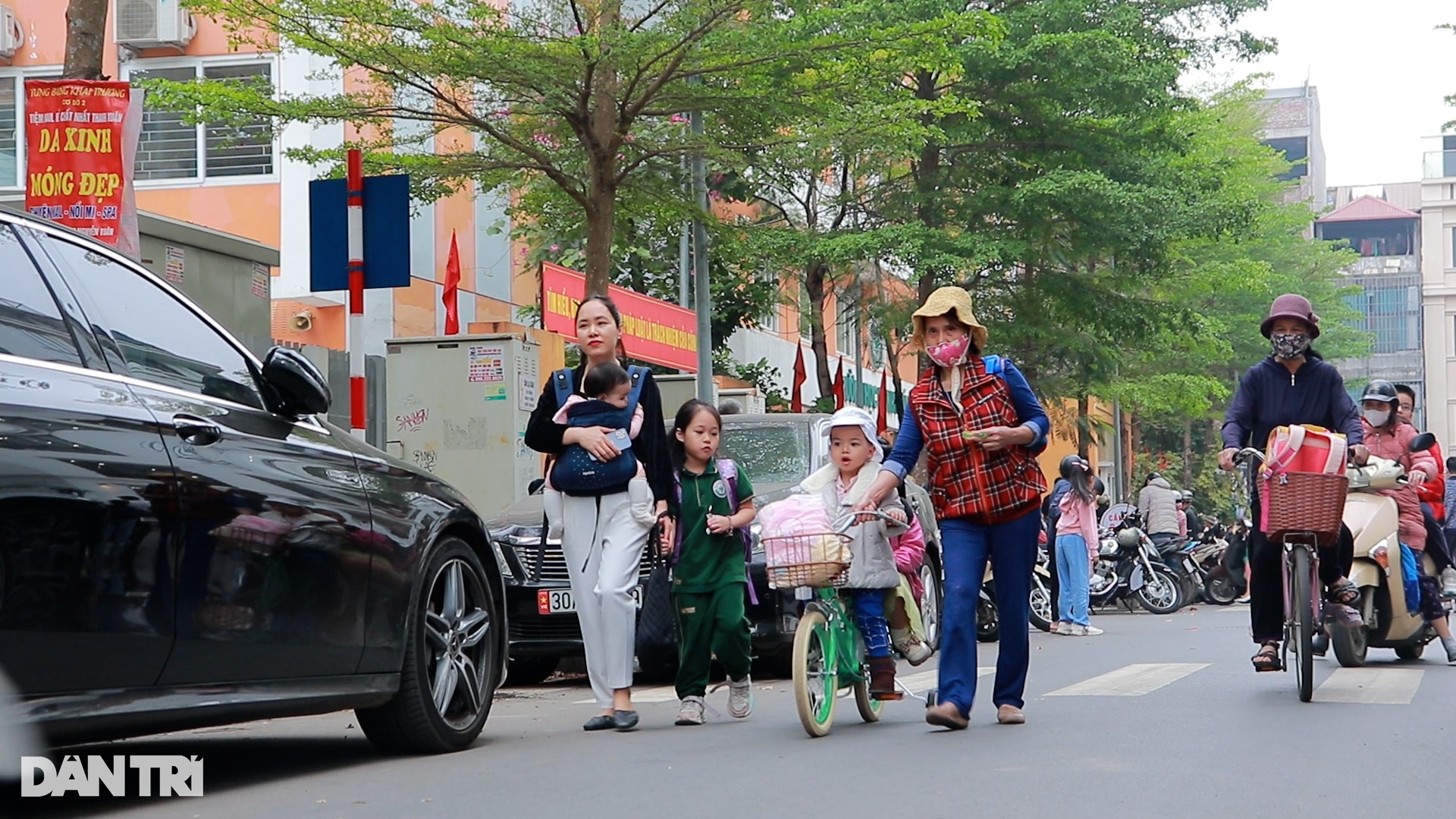 Hà Nội: Ô tô đỗ tràn lan trước cổng trường, học sinh luyện kỹ năng né xe - 6 Hà Nội: Ô tô đỗ tràn lan trước cổng trường, học sinh luyện kỹ năng né xe - 6