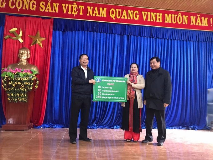 Tặng quà, động viên người dân Trà Leng vươn lên tái thiết cuộc sống sau thiên tai - Ảnh 3.