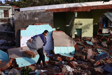 Miền Trung tan hoang sau bão Kalmaegi: Một đêm gió cuốn, làng chài đổ nát