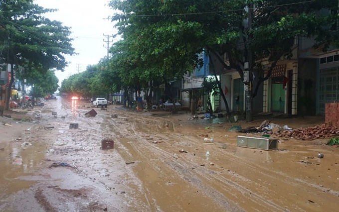 Lào Cai: Nước tràn vào nhà cuốn trôi đồ đạc của dân ra đường - Ảnh 4. Lào Cai: Nước tràn vào nhà cuốn trôi đồ đạc của dân ra đường - Ảnh 4.