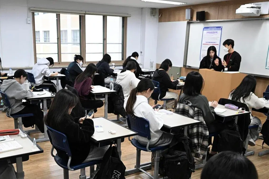 Hàn Quốc lần đầu phát hiện thí sinh dùng kính thông minh AI gian lận thi cử - 1