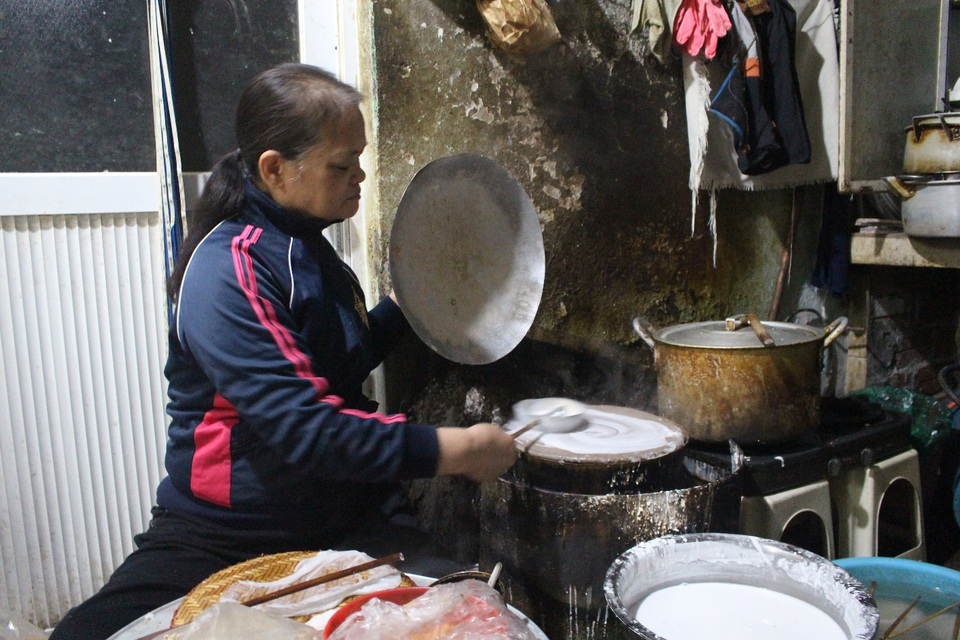 Hàng bánh cuốn kỳ lạ nhất Hà Nội: không biển hiệu, chỉ mở bán lúc nửa đêm - 2 Hàng bánh cuốn kỳ lạ nhất Hà Nội: không biển hiệu, chỉ mở bán lúc nửa đêm - 2