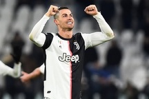 C.Ronaldo lập cú đúp, Juventus xây chắc ngôi đầu Serie A