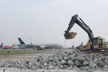 Hơn 1.400 người, 200 máy móc thi công dự án hàng không theo “lệnh” khẩn cấp