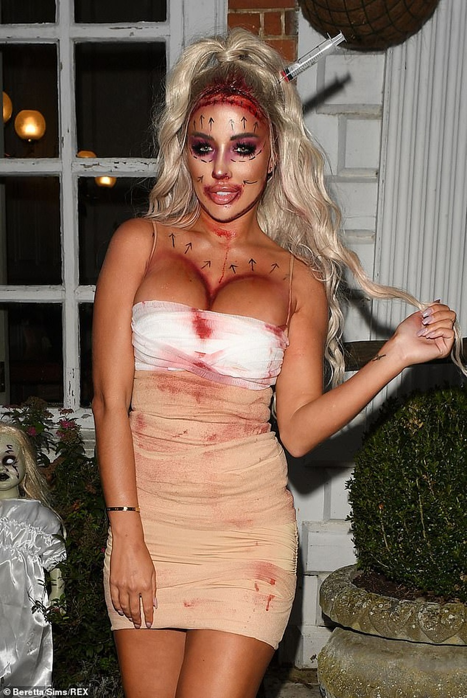 Amber Turner lấp ló vòng một căng đầy đi chơi Halloween - 8