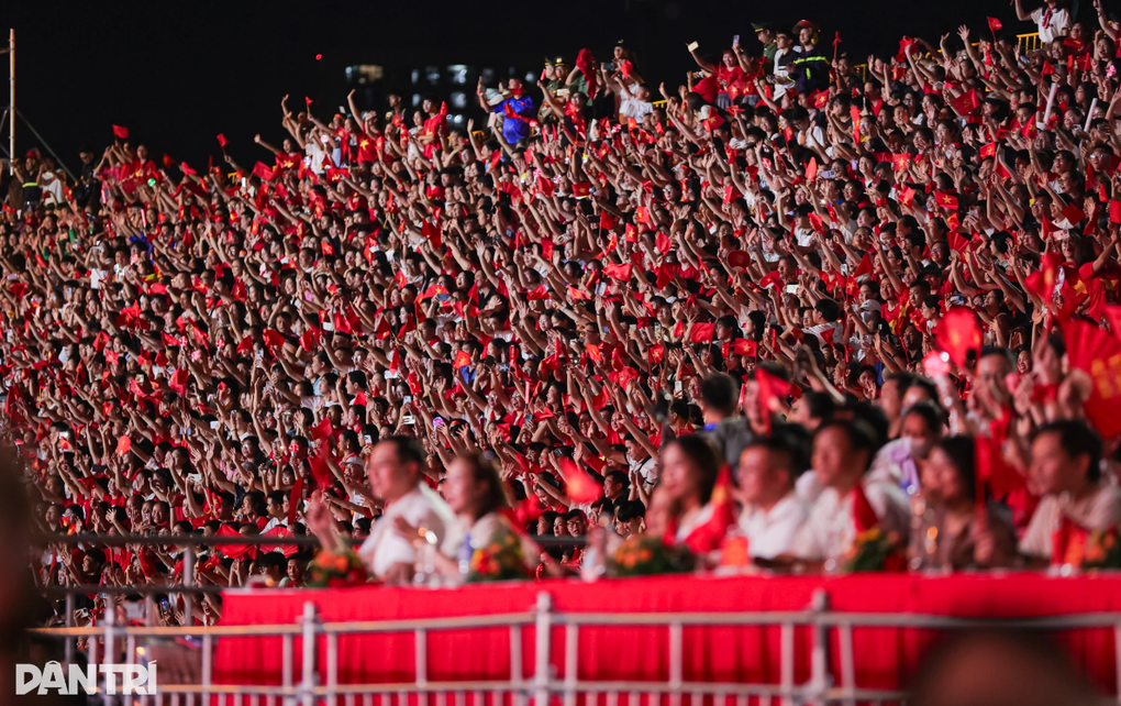 “Mưa đỏ”, các concert quốc gia thổi bùng ngọn lửa tình yêu nước - 1 “Mưa đỏ”, các concert quốc gia thổi bùng ngọn lửa tình yêu nước - 1
