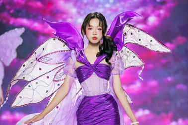 Người mẫu Khánh Linh nổi tiếng từ lúc 6 tuổi, "lột xác" trên sàn diễn