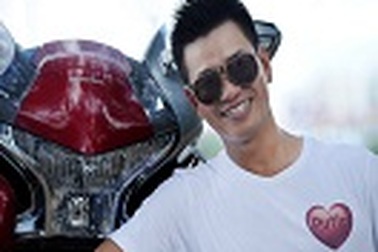 Công motor mặc trang phục “lạ” lái xe Honda VFR 1200cc 