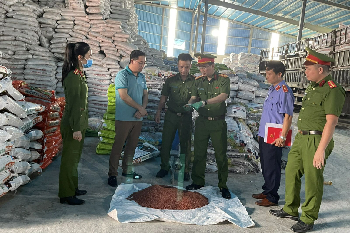 Bắt giám đốc doanh nghiệp sản xuất, buôn bán phân bón giả - 2 Bắt giám đốc doanh nghiệp sản xuất, buôn bán phân bón giả - 2