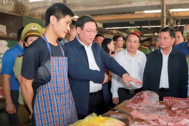 Phó Thủ tướng Vương Đình Huệ bất ngờ đi chợ khảo sát giá cả ngày 30 Tết