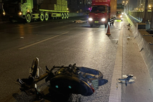 Tài xế xe máy tử vong vì đi vào đường cấm, tông trúng đuôi container