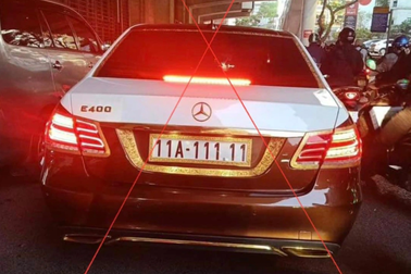 Xôn xao ô tô Mercedes E400 gắn biển ngũ quý 1 chạy trên phố Hà Nội