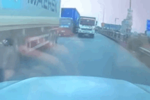 Xe tải lấn làn trên cầu vượt, chặn đường xe đi đúng luật, và... cái kết