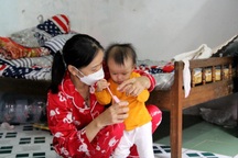 Ngậm ngùi ăn Tết xa quê, công nhân tằn tiện để "gửi tiền về cho mẹ"