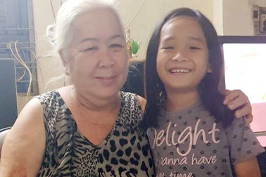 Cô bé "nhặt" của vợ chồng ông lão bán bánh xèo