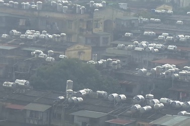 Hà Nội: Hàng ngàn "quả bom" nước giăng đầy trên cao