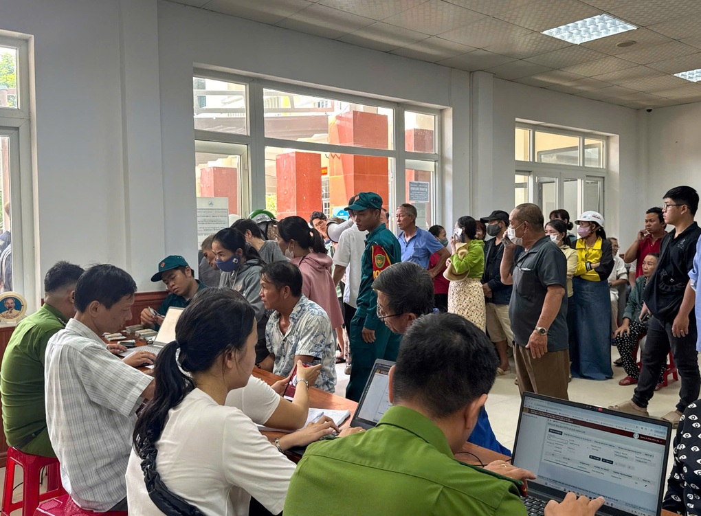 Người dân rộn ràng đi nhận quà 100.000 đồng mừng Tết Độc lập - 1 Người dân rộn ràng đi nhận quà 100.000 đồng mừng Tết Độc lập - 1