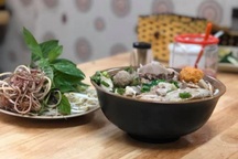 Hà Nội: Ăn hết bát bún mới thấy vật lạ, khách bức xúc vì thái độ nhân viên