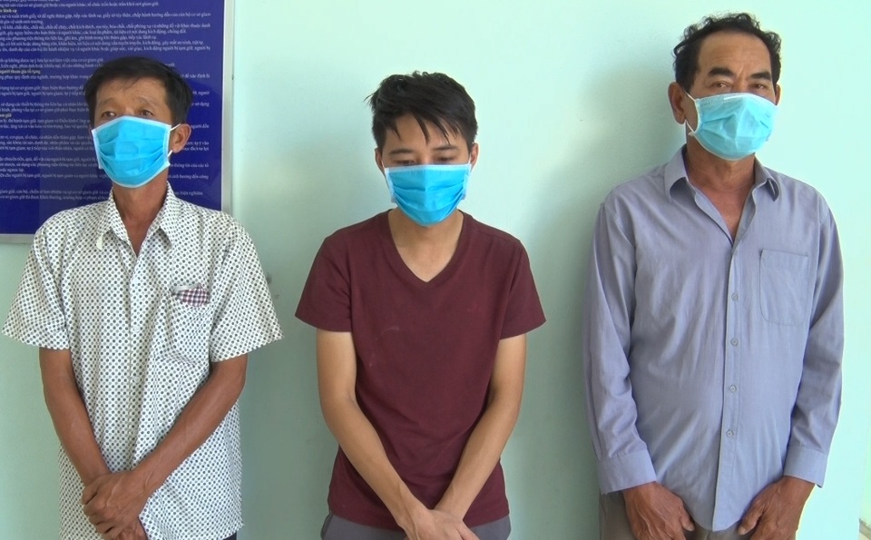 Tạm giam 3 người tổ chức đưa 9 người vượt biên trái phép - 1