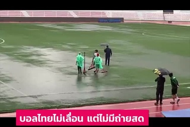 Nhân viên cào nước ở sân Rizal Memorial tại SEA Games 30