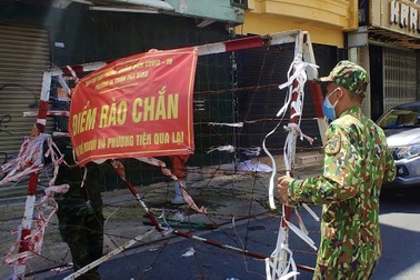 Hẻm nhỏ ở TPHCM dỡ chốt phong tỏa, đường lớn vẫn rào chắn kín mít